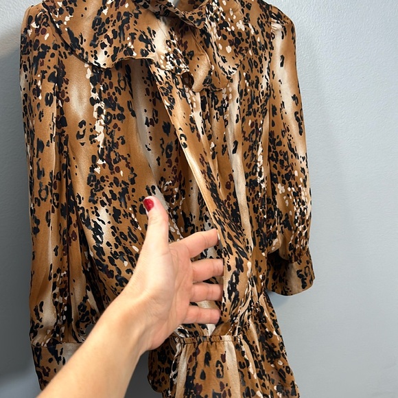 Parker 100% Silk Animal Print Blouse bag sleeve ruffle neck Size medium - Picture 11 of 16